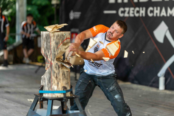 Zdeněk-Mařas-disciplína-Standing-Block-Chop