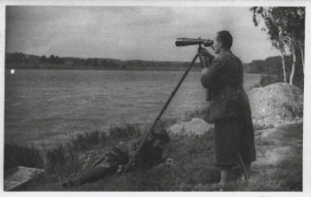 historie-1955-tehdejší-předseda-ČSO-Walter-Černý-Velký-Pálenec-u-nohou-mu-leží-Miloslav-Nevrlý-a-zapisuje-co-pan-docent-vidí-foto-Ivan-Heráň