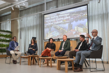 Kulaty-stul-Veolia-behem-Climate-Week-Prague_paneliste