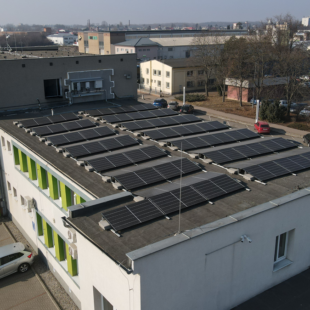 Veolia instaluje na desítkách svých budov FVE  a snižuje emise CO2 o stovky tun