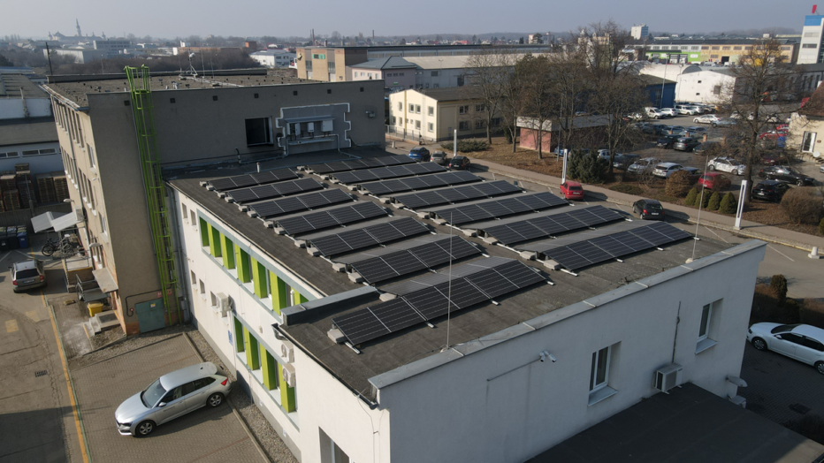 Veolia instaluje na desítkách svých budov FVE  a snižuje emise CO2 o stovky tun