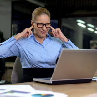 Hluk na pracovišti ovlivňuje zdraví i produktivitu. Jak mu efektivně čelit?
