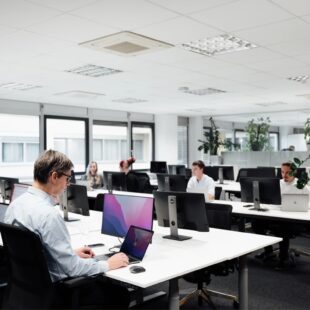 Dopad přidání AI do softwarových produktů  společnosti Microsoft: výzvy a příležitosti