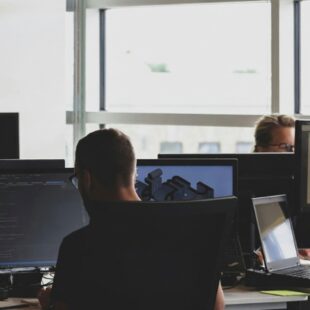 Předpovědi pro rok 2026:  AI, licencování a datová suverenita změní IT strategie