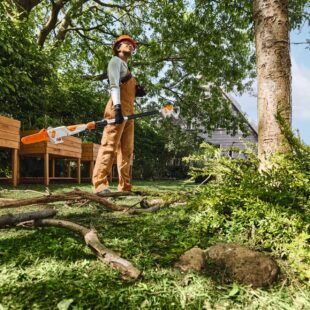 Akumulátorová vyvětvovací pila STIHL HTA 30.0:  ošetření stromů bez kompromisů i bez rizika.