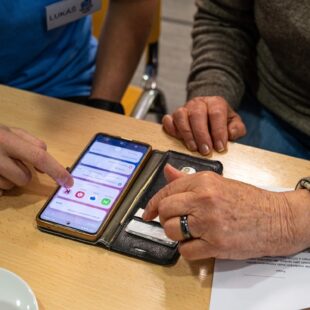 Moudrá Síť hledá digitální asistenty: dobrovolníky, kteří pomáhají seniorům zvládat technologie