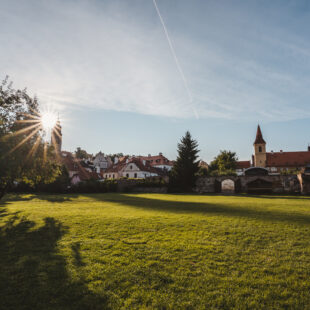 PORT 1560 vstupuje do hlavní sezóny. Oslavy Pivovaru Krumlov vystřídá seriál Letních večerů a festivalový program.