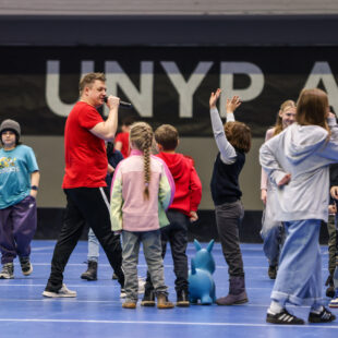 SCHOOL MATCH 2025: Florbalová show, která propojuje sport, školy a emoce, se vrací do Prahy