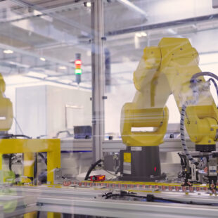 Panasonic v Plzni sází na chytrou výrobu: Automatizaci, vlastní díly a AI