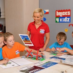 Zábavně vzdělávací program Bricks 4 Kidz® slaví 10 let světové existence a 5 let na českém trhu